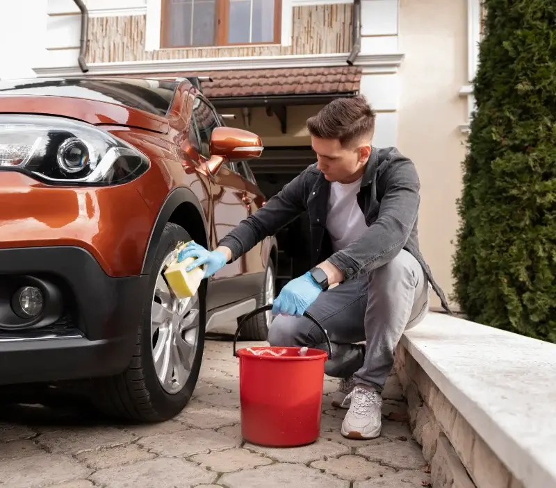 Lavage auto à domicile Calcatoggio : professionnel intervenant sur un véhicule